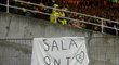Transparenty vzdávající hold Emilianu Salovi byly po celém stadionu Nantes, kde argentinský útočník naposledy působil