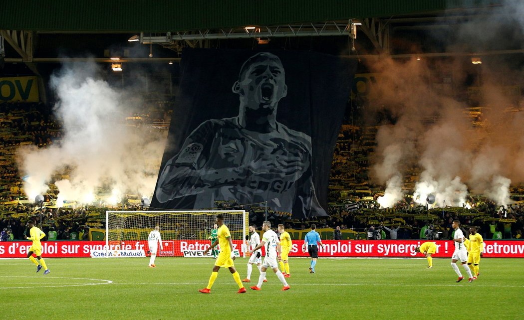 Pozadu ve vzdávání holdu nezůstali ani fanoušci, kteří roztáhli obrovské choreo s portrétem Emiliana Saly, přidali i pyrotechniku