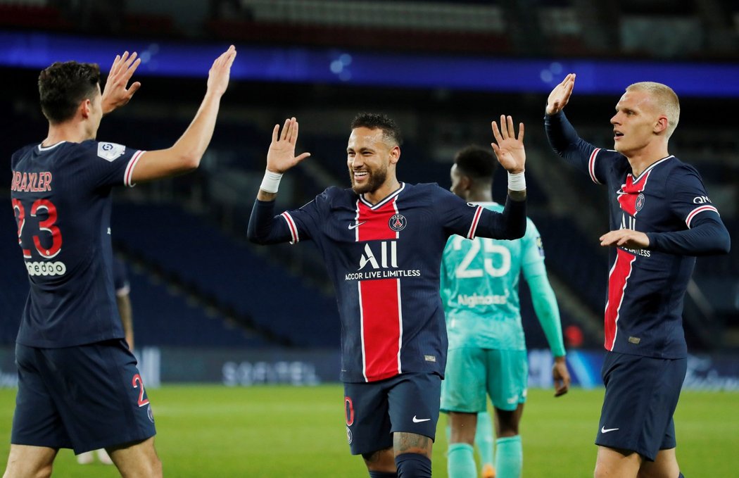 Julian Draxler se raduje ze své branky v utkání proti Angers