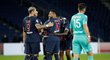 Fotbalisté PSG se radují z páté branky utkání proti Angers, kterou vstřelil Idrissa Gueye