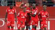 Fotbalisté Dijonu se radují z branky Jhondera Cádize, který na začátku druhé půle rozhodl o překvapivé výhře Dijonu nad PSG