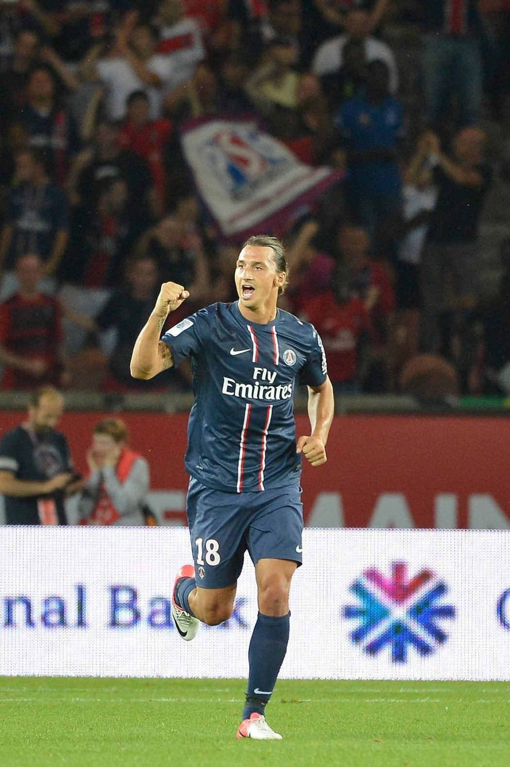 Švédský kanonýr Zlatan Ibrahimovic se po svém přestupu do Paris St. Germain stal nejlepším střelcem francouzské ligy
