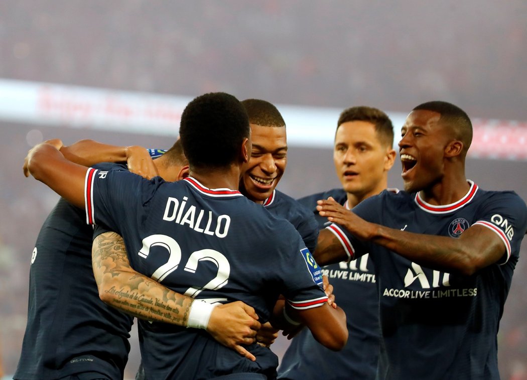 Fotbalisté PSG slaví úvodní trefu Maura Icardiho do sítě Štrasburku