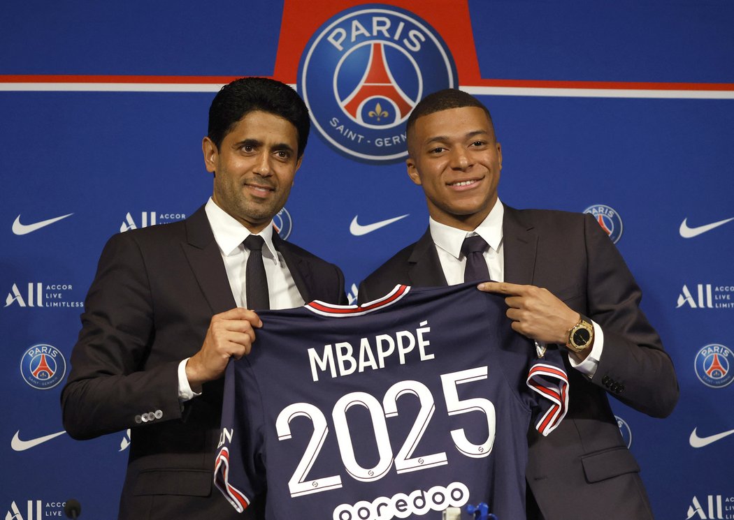 Nasser Al-Khelaifi a Kylian Mbappé pózují poté, co hvězda PSG podepsala novou smlouvu