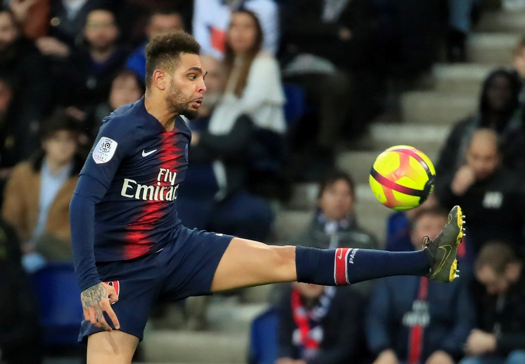 Obránce PSG Layvin Kurzawa v utkání proti Nimes