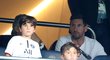 Legendární Lionel Messi sleduje duel PSG se Štrasburkem jen z tribuny se syny Thiagem (vlevo) a Mateem