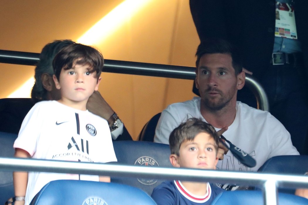 Legendární Lionel Messi sleduje duel PSG se Štrasburkem jen z tribuny se syny Thiagem (vlevo) a Mateem
