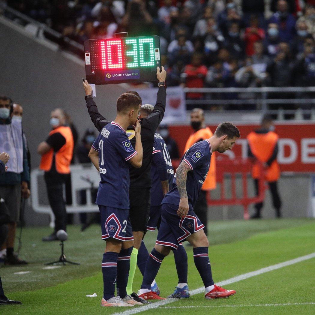 Unikátní debut je tady! Legendární Lionel Messi střídá Neymara a připisuje si první start za PSG