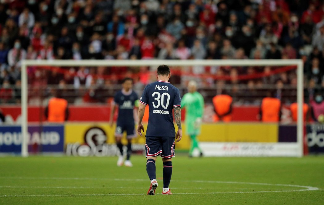 Legendární Lionel Messi při svém debutu za PSG, během něhož Pařížené porazili Remeš 2:0 