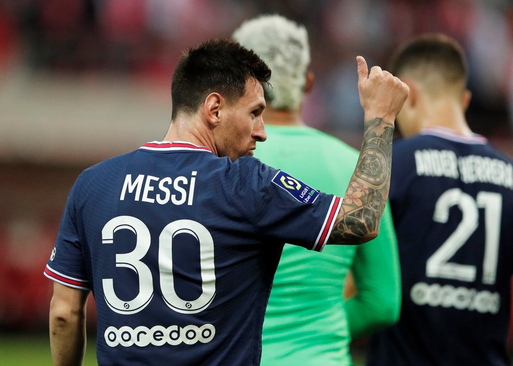 Legendární Lionel Messi při svém debutu za PSG, během něhož Pařížené porazili Remeš 2:0