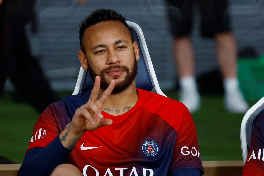 Neymar po šejcích žádá kromě astronomického platu také několik aut, soukromý tryskáč i luxusní vilu s personálem.