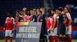 Fotbalisté Paříže a Remeše před utkáním podpořili LGBT komunitu