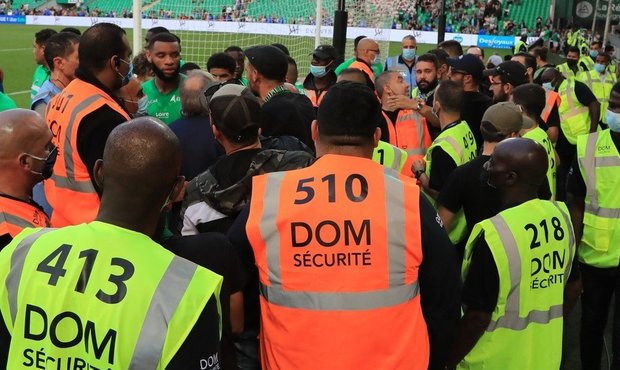 Nespokojení fanoušci St. Etienne: řádili při rozcvičce, hořely i sítě