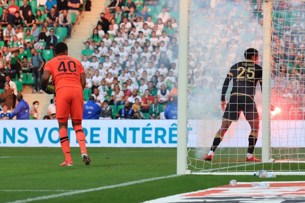 Za téměř hodinové zpoždění začátku zápasu mezi St. Etienne a Angers mohlo řádění fanoušků