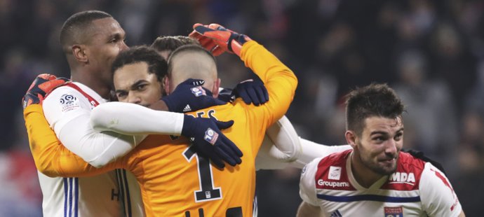 Fotbalisté Lyonu se radují z vítězství nad PSG