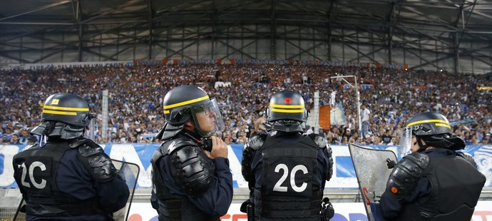 Policisté dohlížejí na divoké fanoušky v Marseille