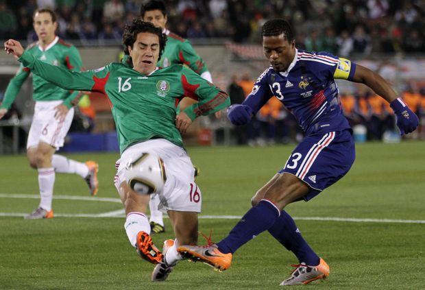 Patrice Evra v souboji s Juarezem. Patrice Evra v souboji s Juarezem.