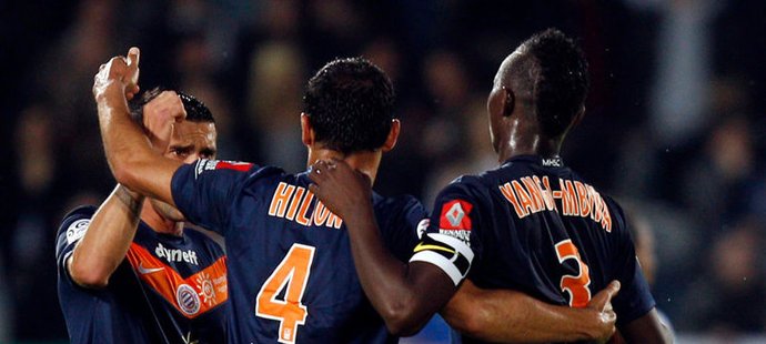 Fotbalisté Montpellieru Hilton a Mapu Yangambiwa slaví gól proti Auxerre