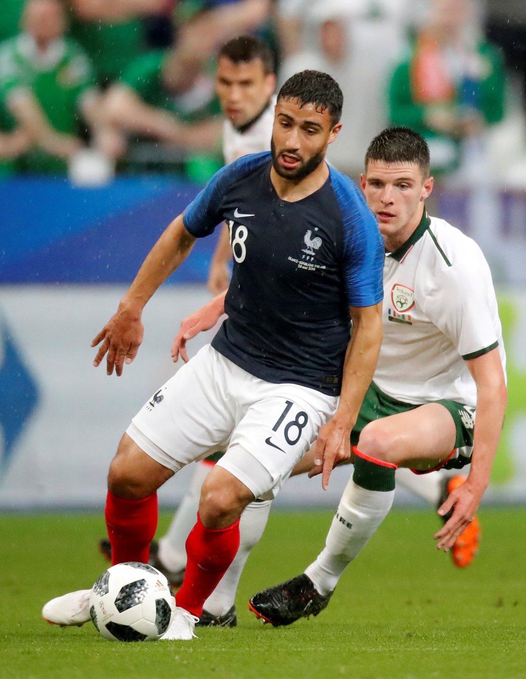 Nabil Fékir uniká Declanu Riceovi z Irska