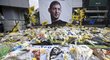 Pomníček s podobiznou Emiliana Saly zahltily květiny a vzkazy od truchlících fanoušků
