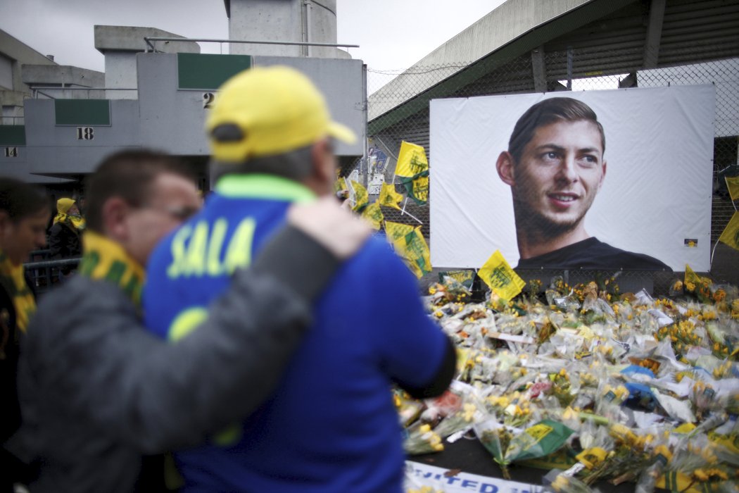 Pomníček s podobiznou Emiliana Saly zahltily květiny a vzkazy od truchlících fanoušků