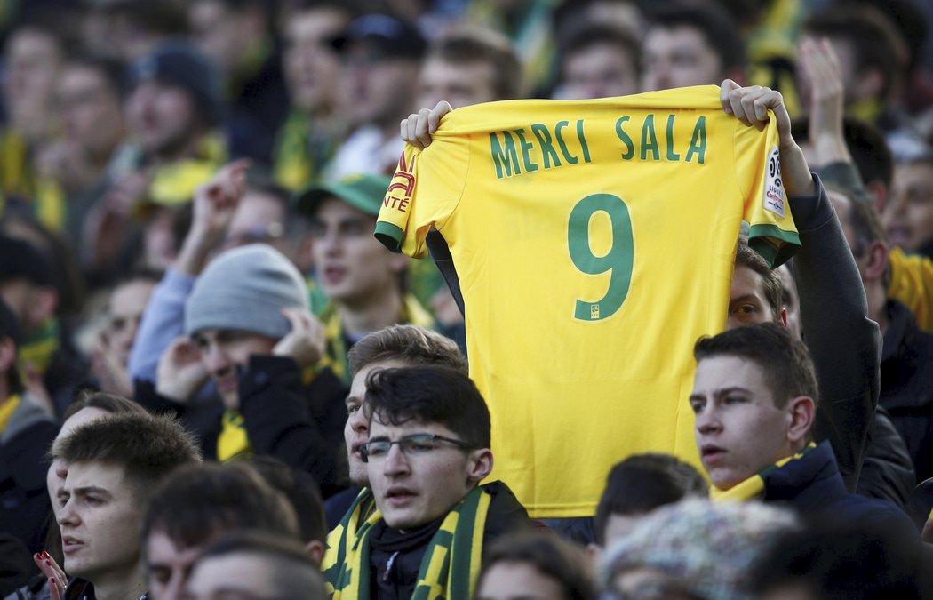 Díky, Salo! Fanoušci zaplavili stadion Nantes vzkazy pro padlého útočníka