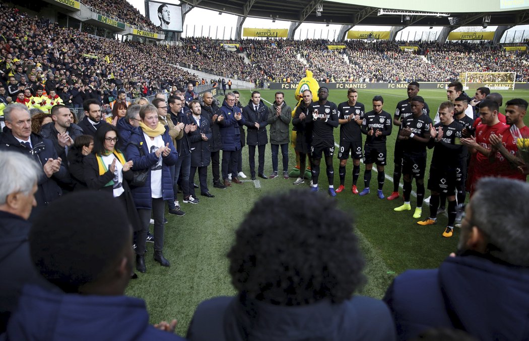 Celý tým Nantes vzdal hold zesnulému Emilianu Salovi