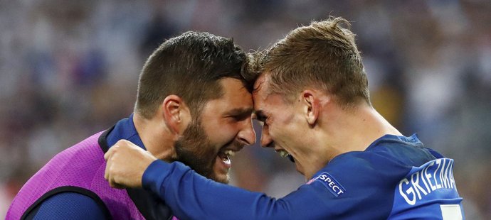 Francouzský hrdina Antoine Griezmann se raduje se spoluhráčem Andre-Pierrem Gignacem