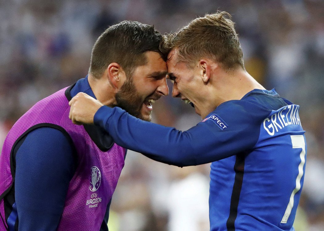 Francouzský hrdina Antoine Griezmann se raduje se spoluhráčem Andre-Pierrem Gignacem