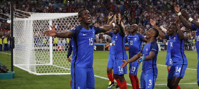 Francouzští fotbalisté v euforii poté, co postoupili do finále mistrovství Evropy