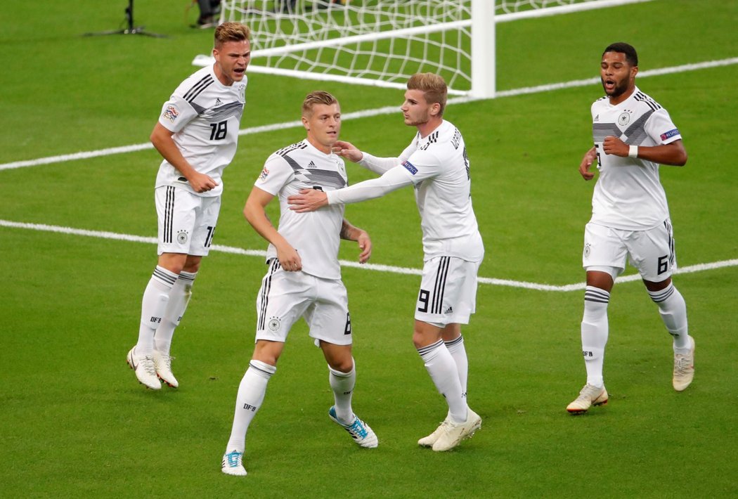 Fotbalisté Německa slaví gól do francouzské sítě, který dal z penalty Toni Kroos