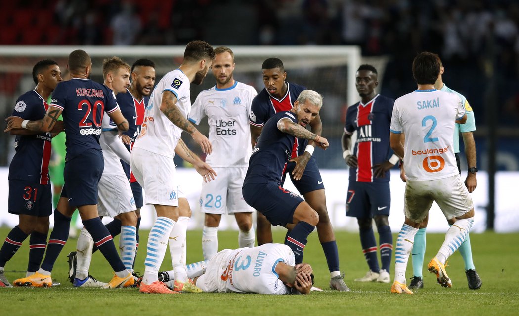 Bitka v závěru zápasu PSG - Marseille