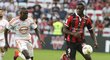 Balotelli (vpravo) v utkání proti Lorinetu