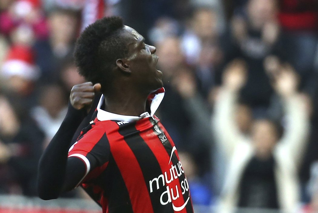 Italský útočník Mario Balotelli slaví branku v dresu francouzského Nice