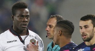 Balotelli řádil. Nakopl soupeře a dostal červenou, praštil do kamery