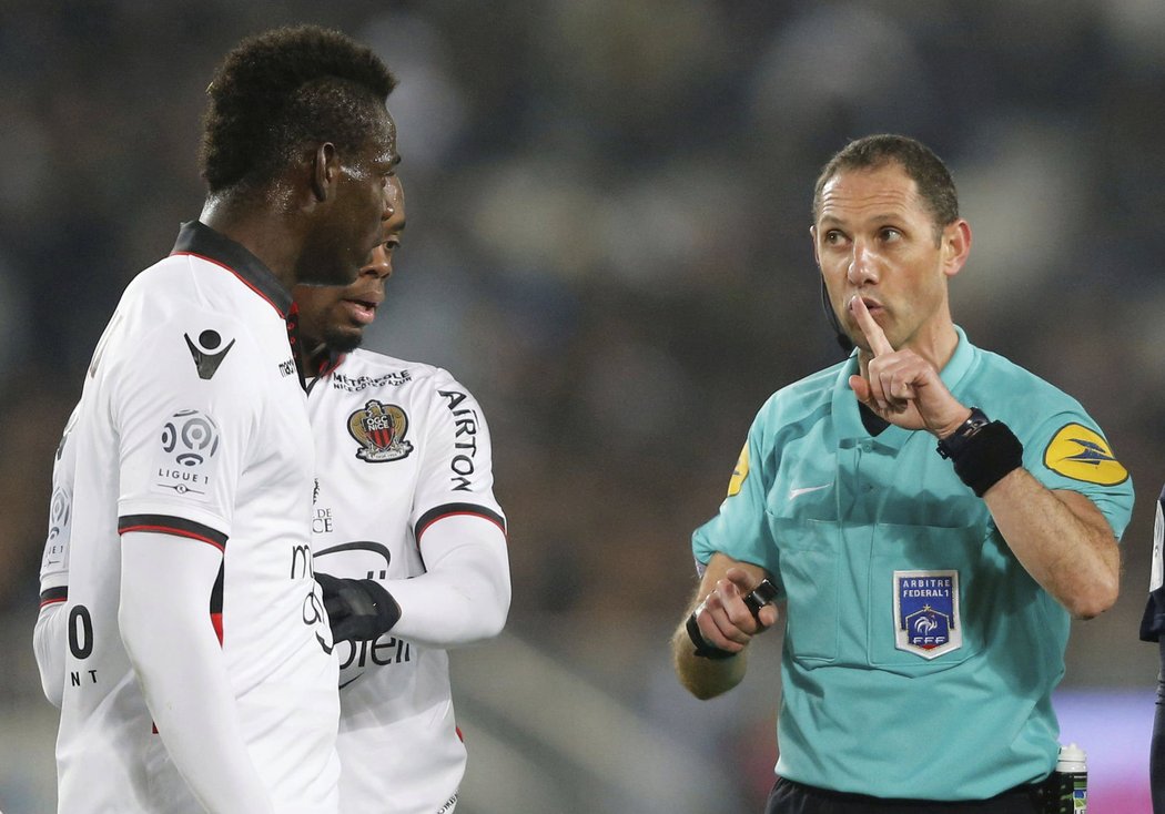 Italský útočník Mario Balotelli v utkání Nice s Bordeaux, ve kterém byl za nakopnutí protihráče vyloučený