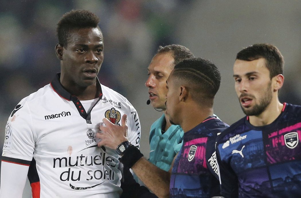 Naštvaný Balotelli poté, co ho rozhodčí vyloučil v zápase Nice s Bordeaux