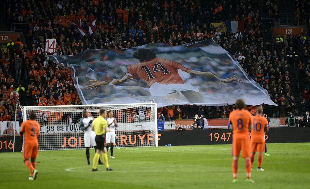 Přátelské utkání Nizozemsko - Francie se neslo v duchu uctívání památky legendárního Johana Cruyffa