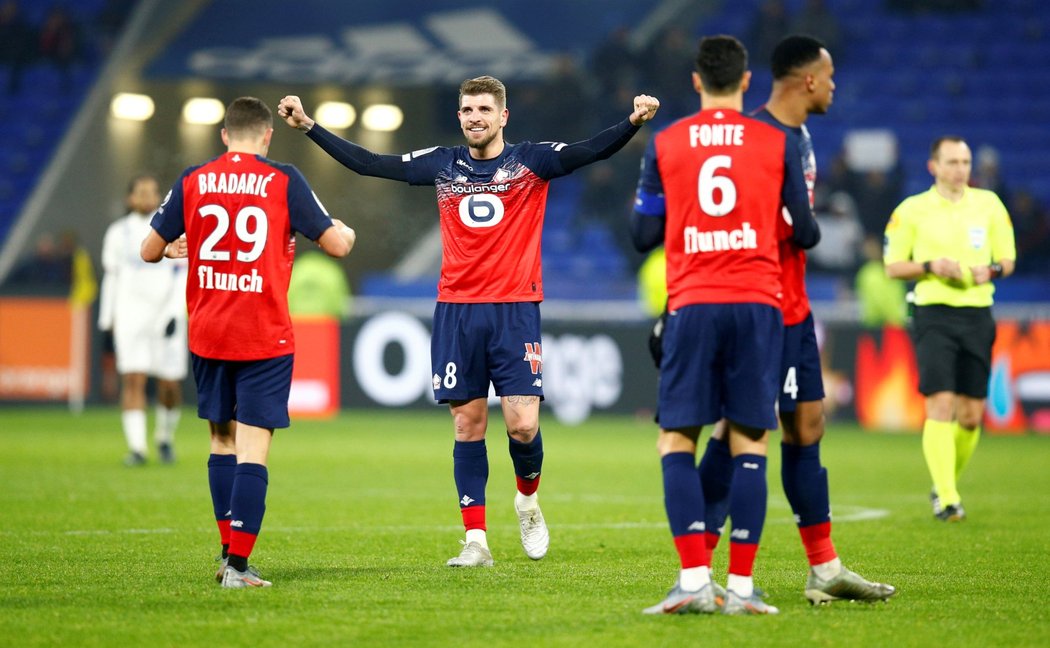 Fotbalisté Lille oslavují výhru, Olympique Lyon porazili 1:0