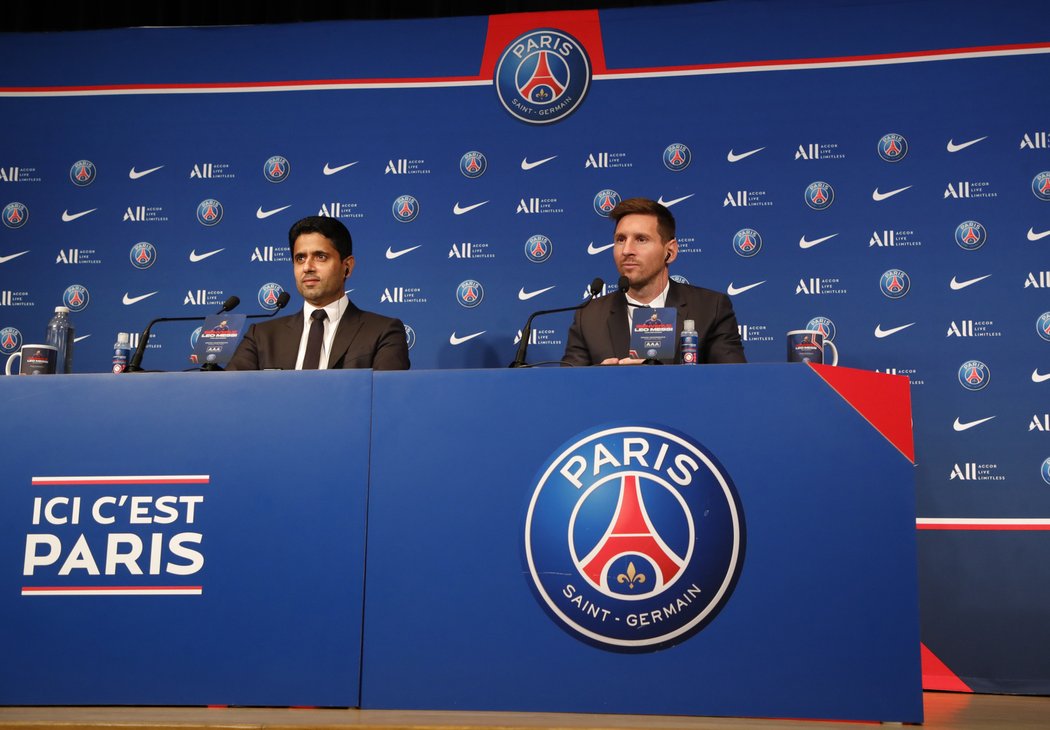 Lionel Messi na tiskové konferenci s šéfem Paris St. Germain Nasserem Al-Khelaifim