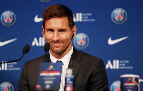 Lionel Messi se usmívá na své první tiskové konferenci v roli hráče Paris St. Germain