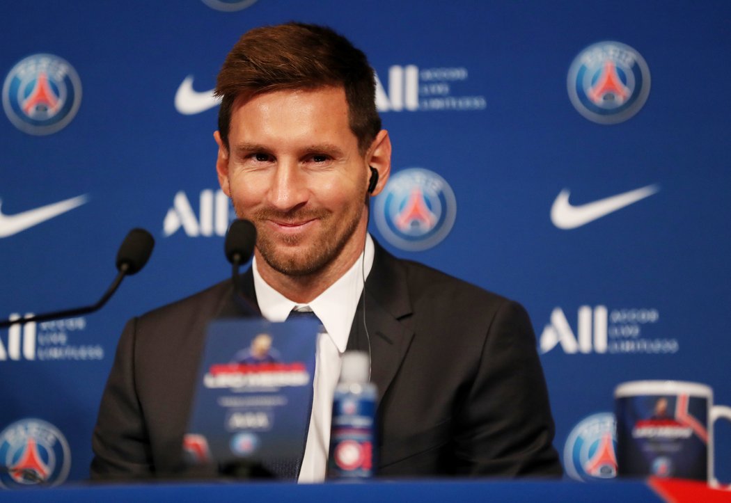 Lionel Messi se usmívá na své první tiskové konferenci v roli hráče Paris St. Germain