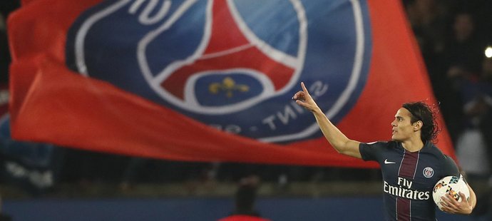 Hráč Paris St. Germain Edinson Cavani se raduje z gólu v zápase proti Nice