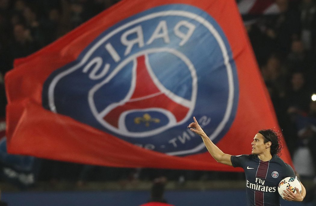 Hráč Paris St. Germain Edinson Cavani se raduje z gólu v zápase proti Nice