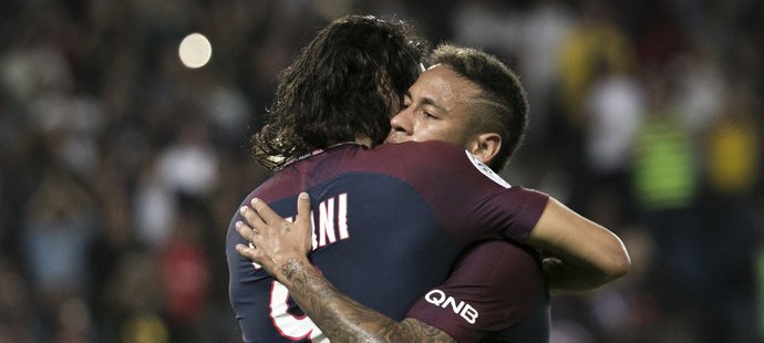 Edinson Cavani (vlevo) se objímá s Neymarem po své trefě za PSG proti Saint Etienne