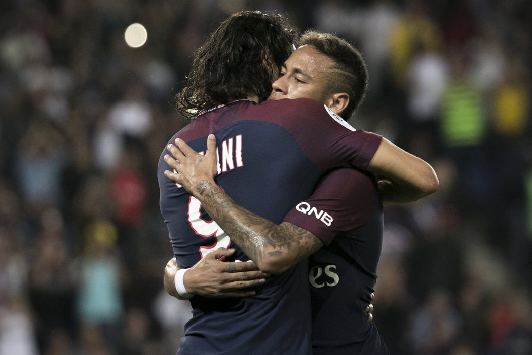 Edinson Cavani (vlevo) se objímá s Neymarem po své trefě za PSG proti Saint Etienne