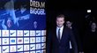 David Beckham přichází na tiskovou konferenci, kde oznámil přestup do PSG