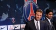 Usměvavý Beckham přiletěl do Paříže v dobré náladě, po absolvování lékařské prohlídky oficiálně oznámil přestup do nového klubu