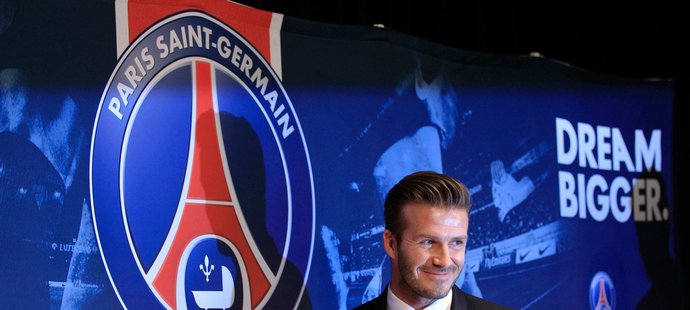 Beckham v tiskovém středisku PSG, kde s klubem podepsal pětiměsíční kontrakt