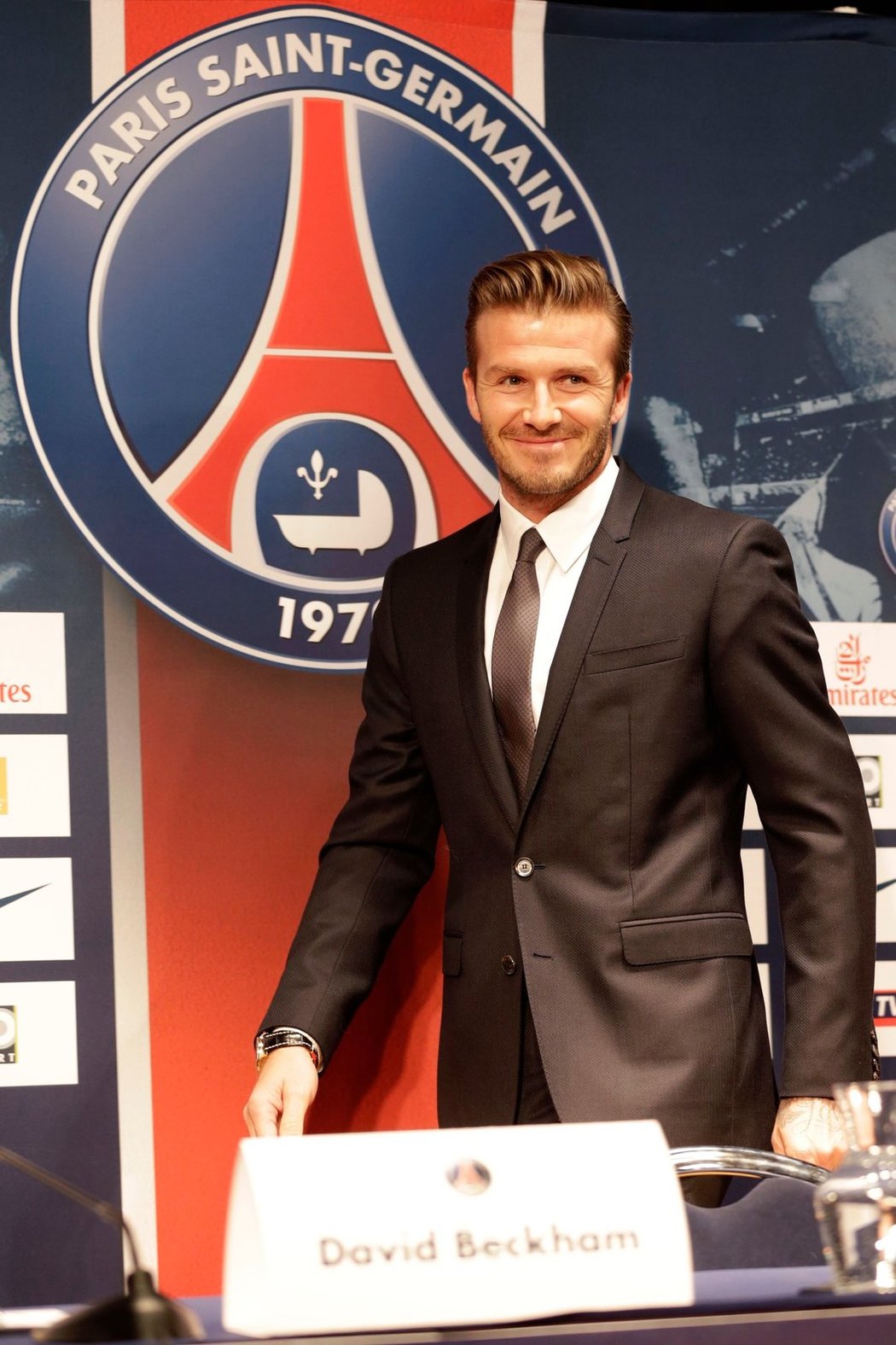 Beckham Pařížanem! Usměvavá hvězda za obrovského zájmu oznamuje dohodu s PSG